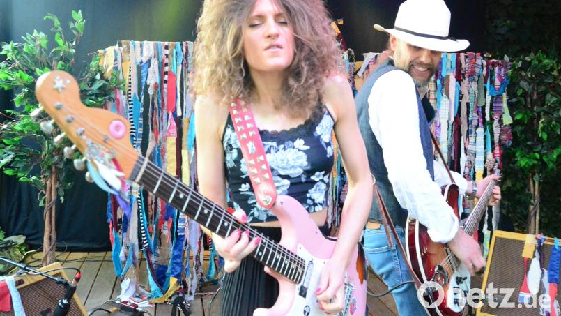 "Muddy What? " treten mit ihrem Blues-Sound auf der Bühne der "Live Stage" im Parapluie in Weiden auf. Auch als Duo begeistert die Band das Publikum. Bild: Kunz