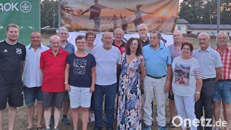 Der FSV Gärbershof feierte – und sie feierten mit (von links): Fabio Stammler, Markus Hawlicek, Peter Grieshaber, Michael Singer, Kerstin Hawlicek, Sabine Baumeister-Kiener, Richard Lotter, Albert Kiener, Theresa Schmid, Peter Wöhner, Karl Bernklau, Bernhard Schmid, Irmgard Höfler, Hans Höfler und Andreas Wiesner. Bild: Markus Hawlicek/exb