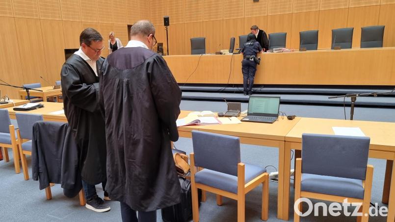 Die beiden Verteidiger Marc Steinsdörfer (links) und Dominic Kriegel beraten sich in der Pause. Archivbild: scm