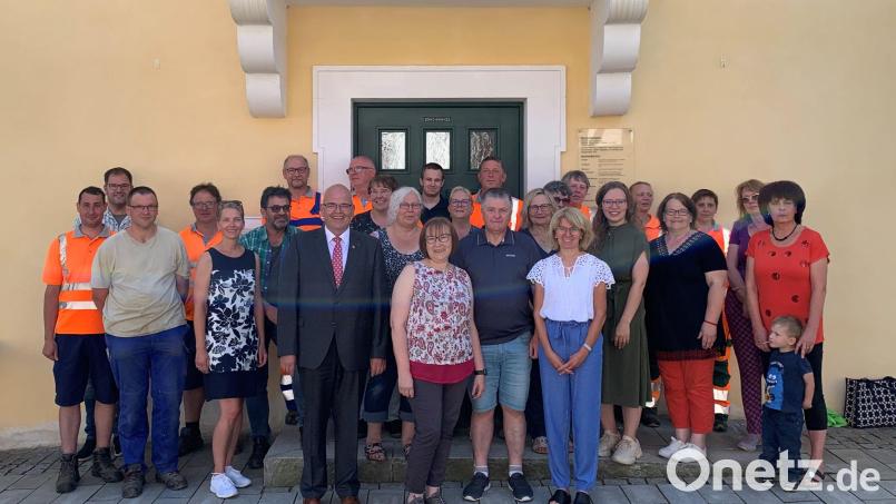 In der Mitte Siegfried Rustler zusammen mit seiner Ehefrau Monika (links daneben) vorm Rathaus Bad Neualbenreuth im Kreise seiner Kolleginnen und Kollegen aus allen Abteilungen der Gemeinde. Bild: Markt Bad Neualbenreuth/exb