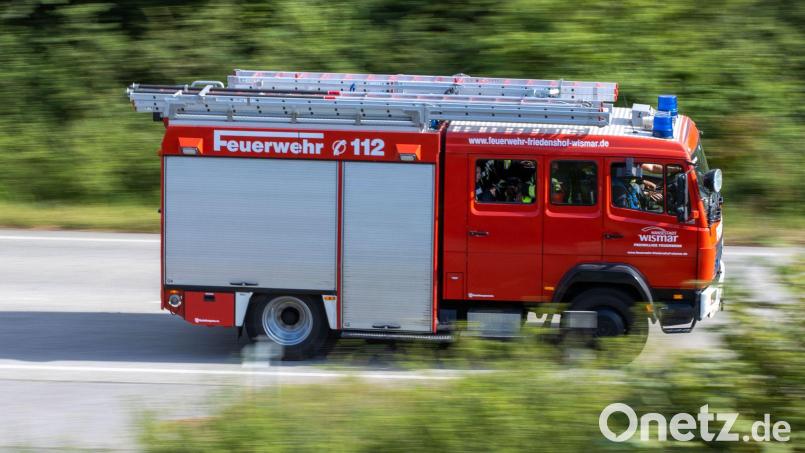 In der Nacht zum Mittwoch schlägt der Blitz in ein Mehrfamilienhaus in Auerbach ein. Symbolbild: Jens Büttner/dpa-Zentralbild/dpa