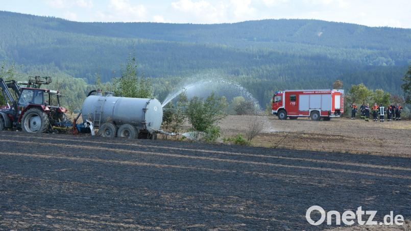 Die Feuerwehren werden im Landkreis Tirschenreuth bei Flächenbränden fast immer von Landwirten unterstützt. Das Archivbild entstand bei einem Brand in der Nähe des Grenzlandturms bei Bad Neualbenreuth. Archivbild: jr