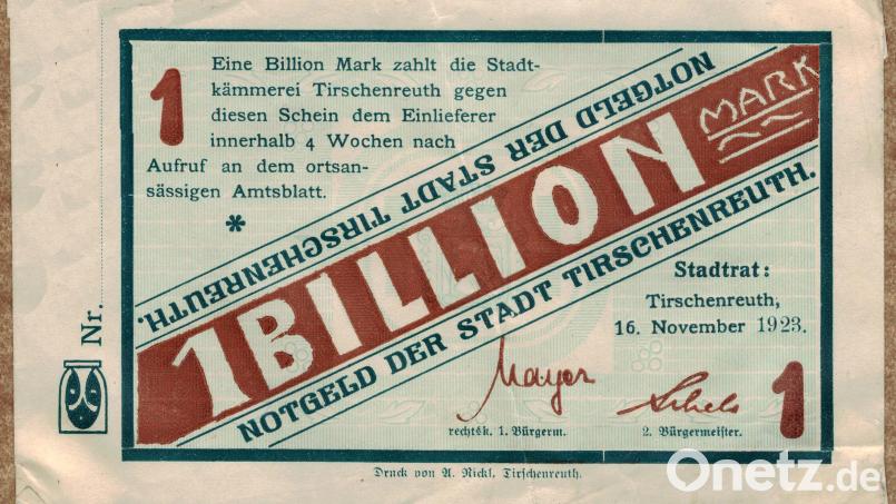 Franz Krapf besitzt eine beachtliche Sammlung an 100 Jahre alten Geldscheinen. Darunter eine herausragende Note: Der 1-Billion-Mark Notgeldschein der Stadt Tirschenreuth wurde am 16. November 1923 herausgegeben. Bild: Sporrer, Thomas