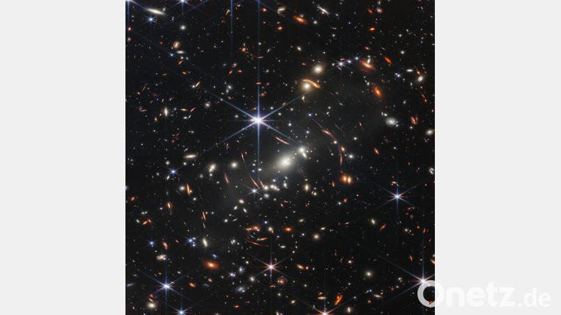 Der Galaxienhaufen SMACS 0723, aufgenommen mit dem „James Webb“-Teleskop. Die US-Raumfahrtbehörde Nasa hat den ersten Jahrestag des Beginns der wissenschaftlichen Arbeit des „James Webb“-Teleskops gefeiert. Bild: Space Telescope Science Institut/NASA/ESA/CSA/dpa