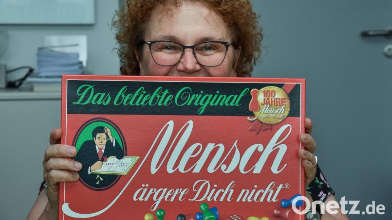 Initiatorin Brigitte Netta hofft, dass möglichst viele Teilnehmer beim „Mensch ärgere dich nicht“-Weltrekord in Amberg mitspielen. Bild: Stephan Huber