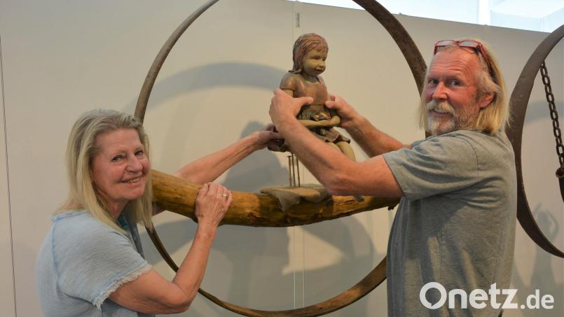 Das Künstlerehepaar Inge und Bert Flor – hier bei den Aufbauarbeiten – zeigt im Museum Mitterteich Werke aus den vergangenen zwei Jahren. Bild: jr