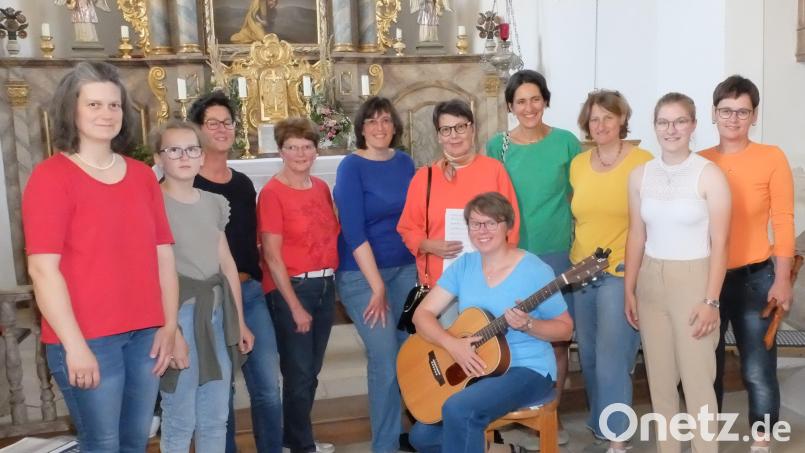 Premiere für den zehnköpfigen Simultanchor unter der Leitung von Sandra Maderer (vorne mit Gitarre): Bei einer Abendandacht in St. Magdalena trug er mit neuen geistlichen Liedern zum Gelingen bei. Die Besucher spendeten insgesamt 818 Euro für die Kirchenrenovierung. Bild: no