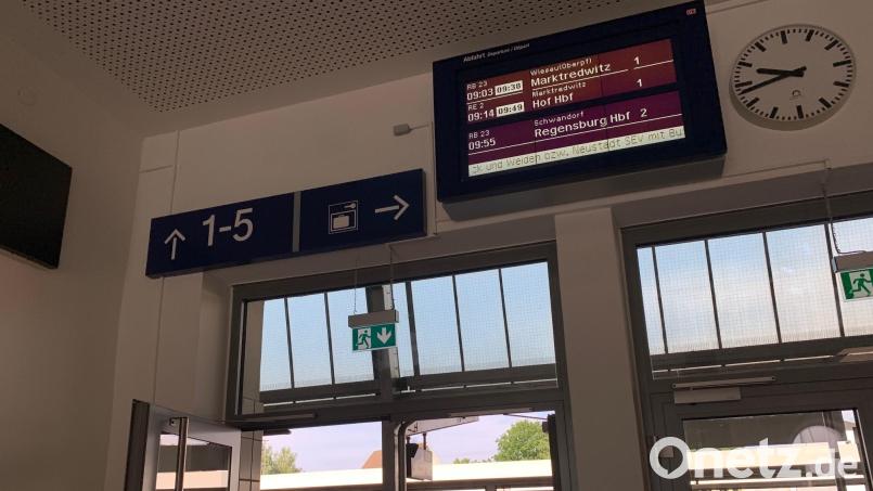Am Mittwochmorgen zeigte die Anzeige am Bahnhof in Weiden eine ganze Menge Verspätungen an. Archivbild: Gabi Schönberger