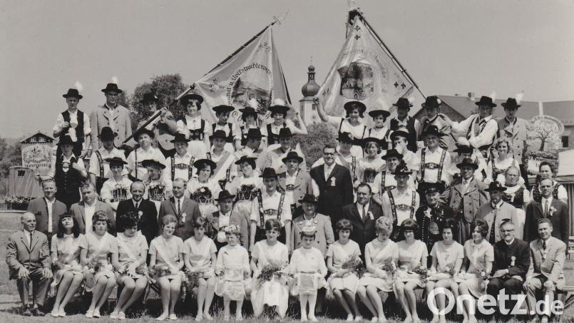 Sein Gründungsfest zum 70-jährigen Bestehen kann der Trachtenverein „d’Gregnitztaler“ am Wochenende feiern. Die Fahnenweihe im Jahre 1968 gilt als ein besonders wichtiger Vereinsmoment. Bild: Archiv Josef Söllner
