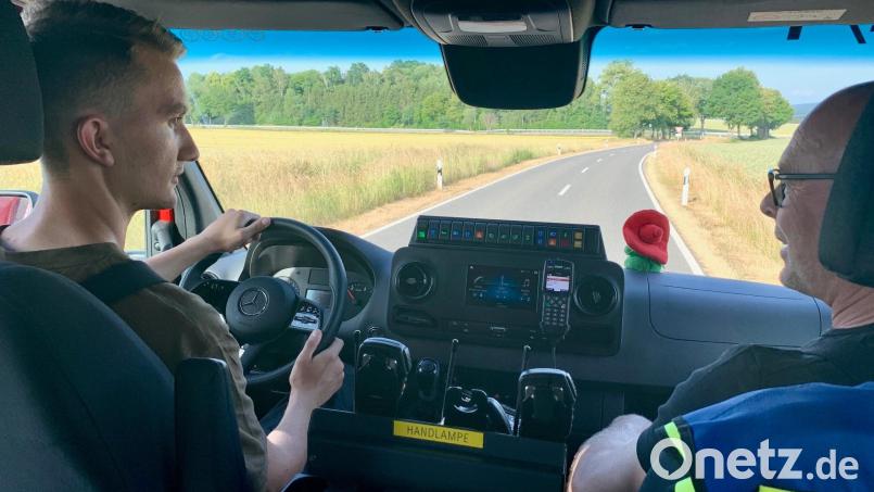 Der 19-jährige Moritz Ernsberger (links) absolviert seine vierte Übungsstunde für die große Fahrberechtigung. Georg Kunz (rechts), als erfahrener Feuerwehrler, leitet ihn an. Bild: Gabi Schönberger