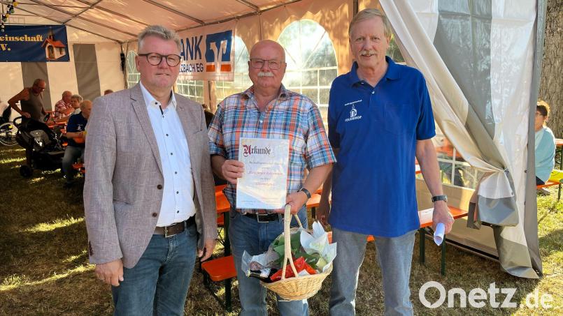 Bürgermeister Michael Göth (links) und Siedler-Vorsitzender Klaus Frieser (rechts) überreichten Hans-Jürgen Reitzenstein die Ernennungsurkunde zum Ehrenmitglied. Bild: fnk