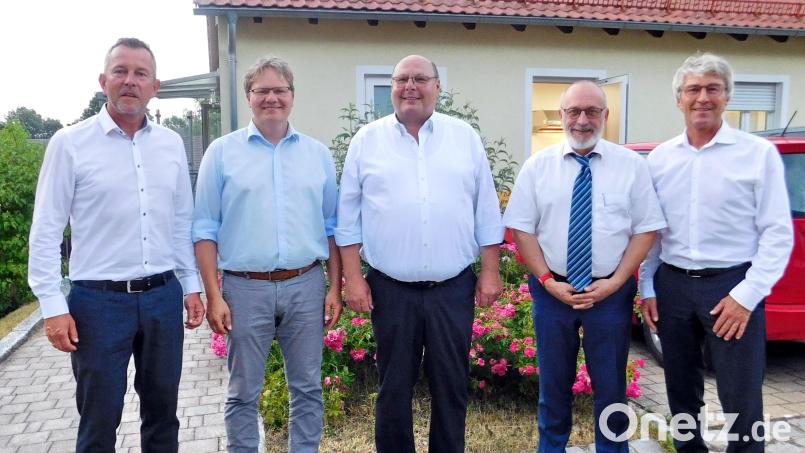 Matthias Busch (Zweiter von links) ergänzt als Aufsichtsrat das Führungsgremium der Raiffeisenbank am Kulm mit Vorstand Peter Porsch, Aufsichtsratsvorsitzendem Konrad Wolf und Vorstand Konrad Schäffler (von rechts). Mit im Bild Oberrevisor Ulrich Thümling (links) vom Genossenschaftsverband Bayern. Bild: whü