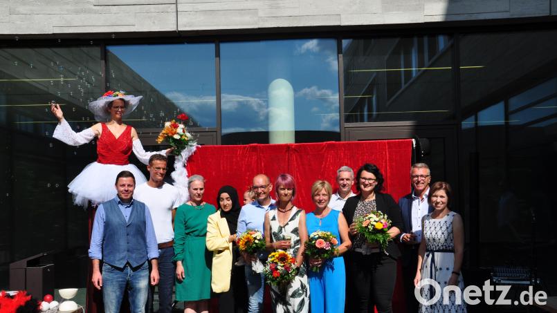Im Bild: (von links) Künstlerin Veronika Rudholzner, Prof. Dr. Michael Görtler, Matthias Strigl, Prof. Dr. Martina Ortner, Esma Maraslioglu, Georg Lang, Peggy Kulik, Anja Grundmann, Studiengangleiter Prof. Dr. Nicolas Schöpf, Sonja Witt, Franz Stahl und Studiengangreferentin Jana Faerber. Bild: Verena Bauch/OTH Regensburg/exb