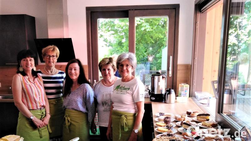 Das Küchenteam versorgt die Besucher beim OWV Sommerfest im Generationenpark mit leckeren Kuchen und Kücheln. Bild: gi