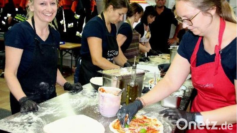 Viel zu tun hatten die zahlreichen Helferinnen beim italienischen Abend der Feuerwehr Nunzenried. Bild: Ruhland/exb