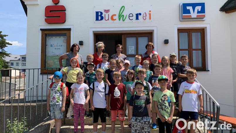 Mit Begeisterung erkundeten die jungen Leseratten die neue Gemeindebücherei, in der die ehrenamtlichen Helfer einige Überraschungen bereithielten. Bild: jpl