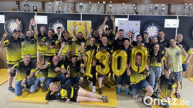 Die 1. Steel-Dart-Verein Amberg hat mit der Aktion "Spiel um dein Getränk" 1300 Euro für die Selbsthilfegruppe krebskranker Kinder eingenommen. Bild: Stefan Schmidt/exb