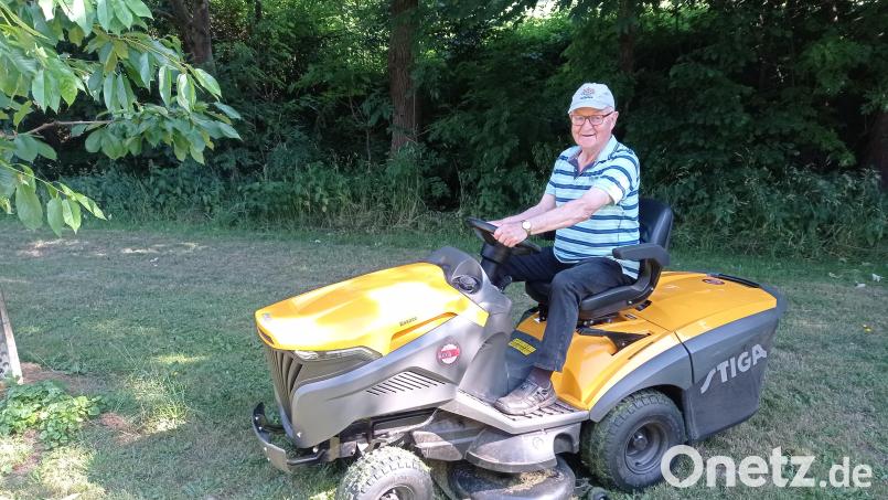 Seinen rund 2000 Quadratmeter großen Garten mäht Josef Daubenmerkl mit seinem Bulldog noch selber. Bild: fpoz