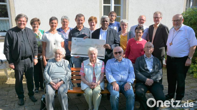 Bischof Moses Prakasam (stehend, Mitte) erhielt bei seinem jüngsten Besuch wieder Spenden seine Hilfsprojekte. Einen Scheck der Pfarrei überreichte Pfarrgemeinderatssprecher Lothar Kick (stehend, Fünfter von links), mit dabei waren auch die Pfarrer Anton Witt (rechts) und Günter Müller (links). Bild: jr