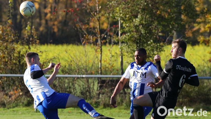 Nach Platz drei in der Vorsaison will der FC Kaltenbrunn (weiß-blaue Trikots) in der Kreisklasse West angreifen. Bild: Dieter Jäschke