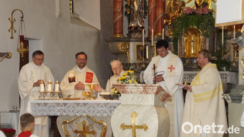 In der Wallfahrtskirche Stadlern feierten Pfarrer Michael Reitinger (Mitte) und sein Neffe Franz Reitinger (Zweiter von links) ihre Priesterjubiläen. Mit am Altar standen die Priester Markus Daschner (links), Albert Hölzl und Wolfgang Dietz (von rechts). Bild: mmj