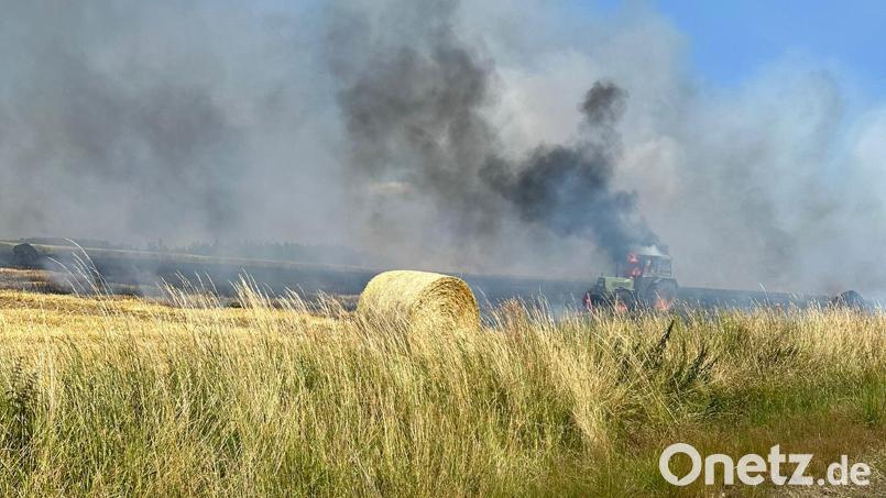 Am Dienstag geriet beim Versuch, einen Feldbrand zu löschen bei Matzersreuth auch ein Traktor in Brand. Bild: Polizei
