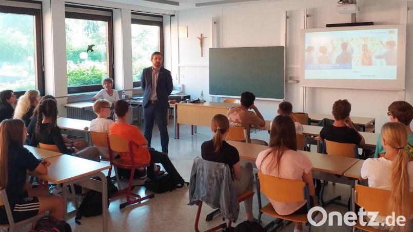 Die Polizeibeamten Thomas Estrada, Christian Birk von der „Bayerischen Informationsstelle gegen Rassismus“ und Maren Köhn, die Regionalbeauftragte für Demokratie und Toleranz, halten am Gymnasium einen Workshop Bild: Kilgert-Bartonek/exb