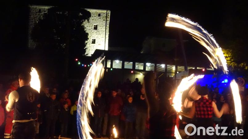 Da ist sie wieder, die Neunburger Truppe mit ihrer faszinierenden Feuershow. Diesmal nicht vor dem Schloss in Wolfring, wie im Jahr 2019. Am kommenden Samstagabend tritt die furiose Truppe bei der 50-Jahr-Feier der Gemeinde Fensterbach in Dürnsricht auf. Archivbild: Houschka