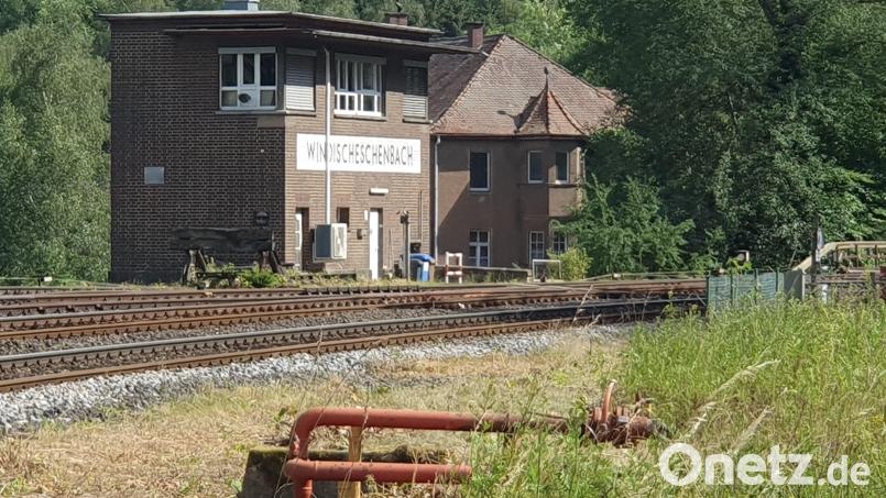 Bevor die Bahnstrecke zwischen Marktredwitz und Regensburg elektrifiziert werden kann, will die Deutsche Bahn AG auch das Stellwerk in am Windischeschenbacher Bahnhof digitalisieren. Bild: Lowak