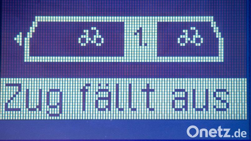 Reisende brauchen Geduld: Nach schweren Unwettern war der Bahnverkehr auch noch am Donnerstagmorgen eingeschränkt. Symbolbild: Stefan Sauer/dpa