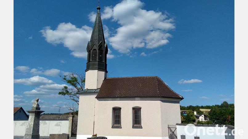 Die Friedhofskapelle und die Friedhofsmauer in Wolfsbach wurden von den Wolfsbacher Schützen neu gestrichen. Bild: tra