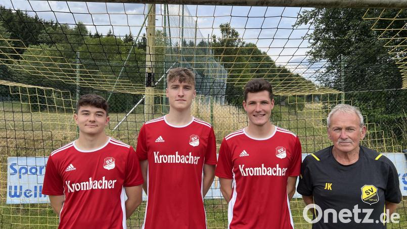 Die Neuzugänge des SV Pullenried (von links) Michael Völkl, Bastian Höger und Simon Wurdack. Rechts steht Co-Trainer Josef Klier. Nicht auf dem Bild ist bTrainer Marin Marinov, der im Urlaub weilt. Bild: mr