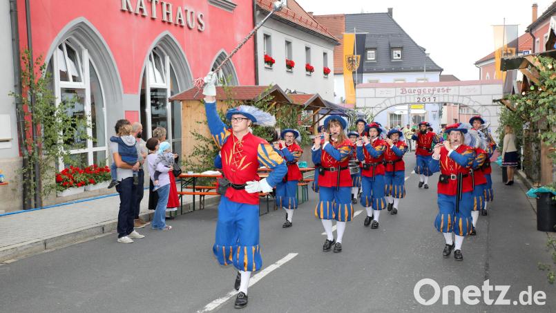 Der Spielmannszug der Feuerwehr Erbendorf begleitet auch beim Bürgerfest in diesem Jahr den Einzug der Vereine. Archivbild: njn