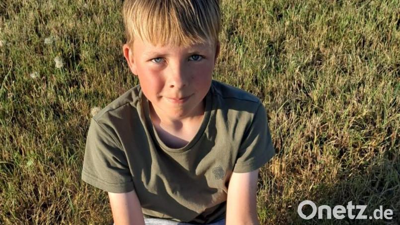 Nachwuchsangler Michael Bäumler freut sich über den großen Graskarpfen.. Bild: gz