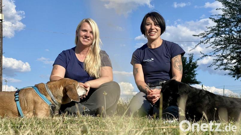Alisha Keck (links mit Django) und Susann Schulz (mit Oska) sind Hundetrainerinnen. Bild: upl