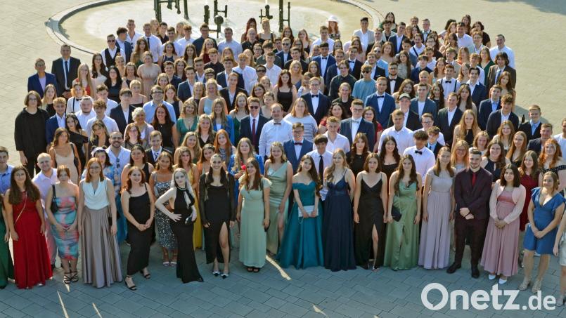 Die Absolventen der FOS/BOS Schwandorf bekamen bei einer Feierstunde in der Oberpfalzhalle die Abschlusszeugnisse überreicht. Bild: Roman Hartl/exb
