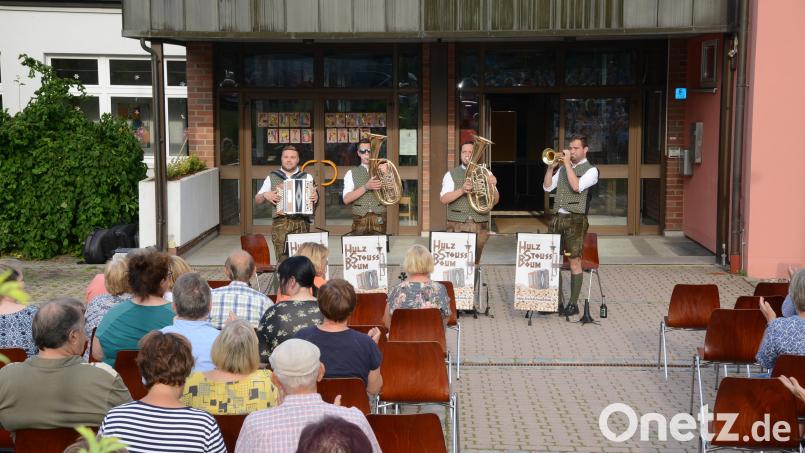 Die &quot;Hulzstoussboum&quot; aus Waldthurn begeistern bei der Serenade in Waidhaus das Publikum. Bild: bey