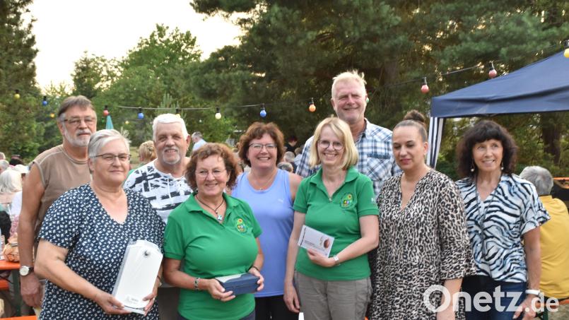 Beim Gartenfest des Heimatrings um Vorsitzenden Heiner Vierling (hinten, rechts) gibt es einige Quiz-Gewinner. Bild: hcz