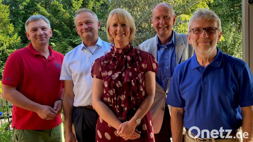 Das neue Team an der Spitze der Lions Oberpfälzer Wald: Martina Lampier ist neue Präsidentin (Mitte). Sie wird unterstützt von Clubsekretär Manuel Lischka (Altendorf), Clubmaster Walter Brey (Oberaich), Gründungspräsident Siegfried Rossmann und Pastpräsident Roman Sorgenfrei. Vizepräsidentin Johanna Mertins (Pfreimd) und Schatzmeister Hans Klug (Teunz) waren bei der Präsidentschaftsübergabe verhindert. Bild: Claudia Völkl/exb