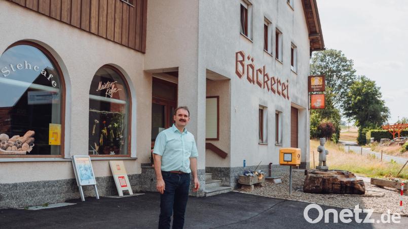 Bäckermeister Herbert Seer vor seiner Bäckerei in Hohenthan. Den Betrieb gibt es seit mehr als 70 Jahren – und fast so lange liefert auch das zum Anwesen gehörende Wasserkraftwerk den Strom für Backstube, Laden und Wohnungen. Bild: Susanne Forster