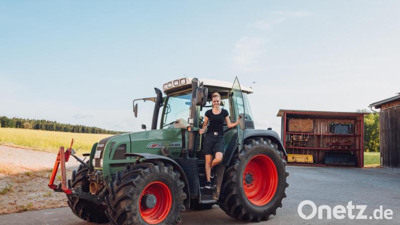 Die 25-jährige Julia Giehrl leitet den landwirtschaftlichen Hof Mittelmühle in Steiningloh bei Hirschau. Ihre zweite Ausbildung zur Landwirtin nährte ihr Selbstvertrauen, mit dem sie heute eigenbestimmt Wandel im Betrieb voranbringen möchte. Auch auf Instagram ist Julia aktiv. Bild: Susanne Forster