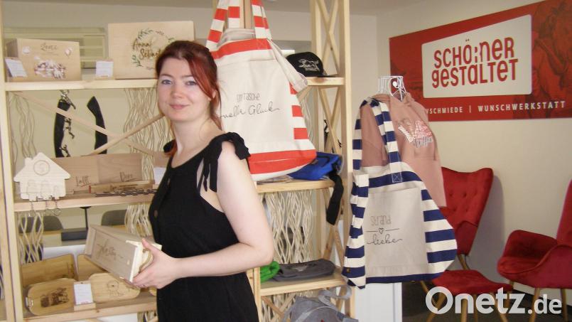 Anna Schörner präsentiert im Bereich zur Egerer Straße hin Waren, die von der Designerin personalisiert und zu Unikaten werden. Bild: pz