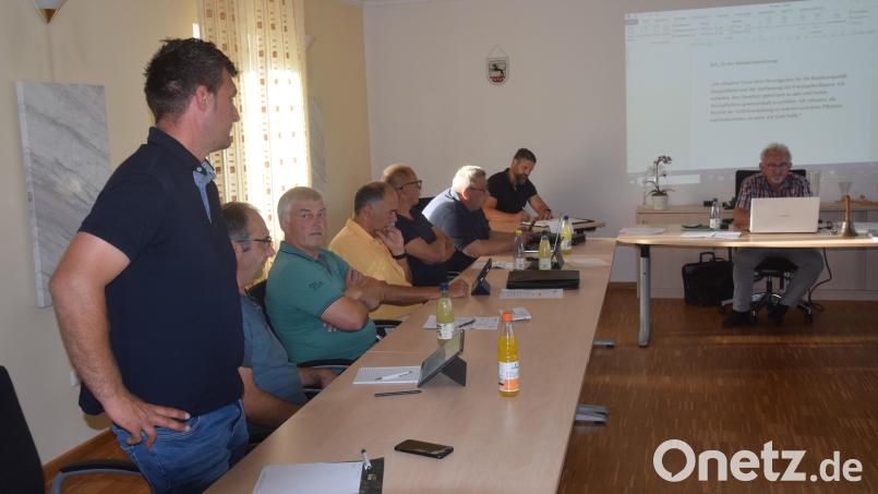 Auf größtmöglicher Distanz verläuft die nachgeholte Vereidigung von Matthias Schopper (stehend) durch Bürgermeister Rudolf Schopper (rechts). Bild: fz