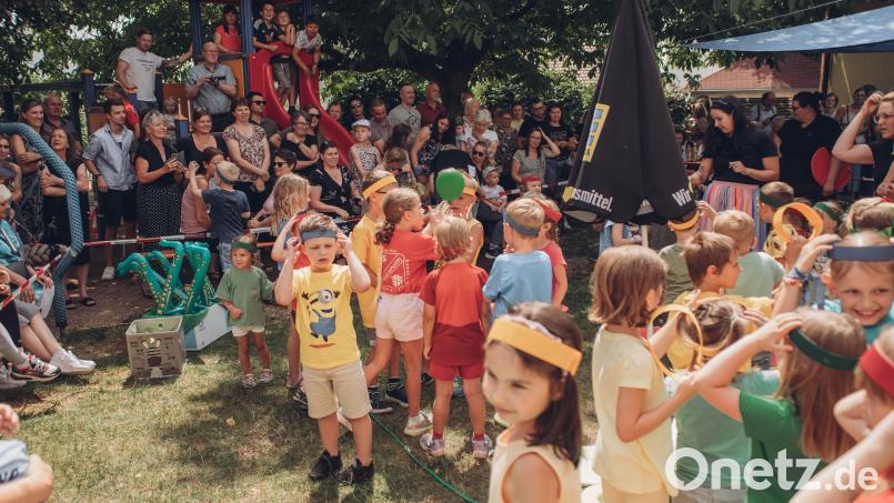 Kinder und Erwachsene hatten gleichsam ihren Spaß bei bester Unterhaltung und kulinarischen Höhepunkten. Mit einer Vielzahl von spielerischen Aufführungen begeisterten die über 60 Kinder ihre Gäste. Bild: mab