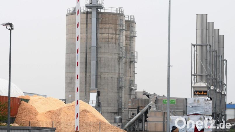 Das Ziegler-Werksgelände in Döllnitz bei Pressath: Hier lagern große Mengen Holz. Bild: Gabi Schönberger