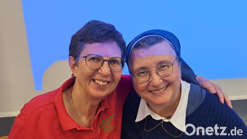 Die Gründerin und Vorsitzende der Selbsthilfegruppe Chronischer Schmerz, Maria Boßle (links), freut sich, dass Schwester Teresa zum 20-jährigen Bestehen der Selbsthilfegruppe Chronischer Schmerz nach Sulzbach-Rosenberg gekommen war. Bild: ads