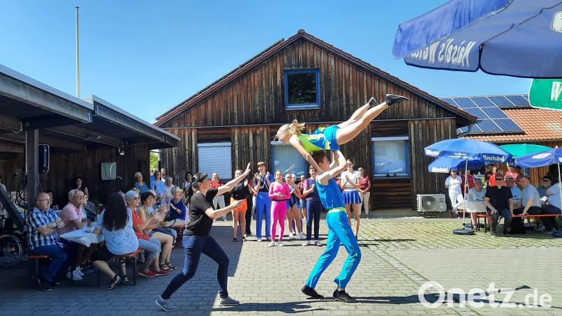Die jungen Chili Rockers begeisterten die Seniorinnen und Senioren mit tollen Tanzformationen und wagemutiger Akrobatik. Bild: oe
