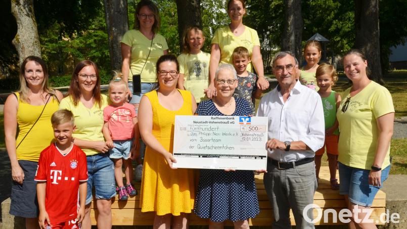 Die &quot;Quietschenten&quot;-Mitstreiter überreichen an das Philipp-Neri-Werk 500 Euro aus dem Erlös des Frühjahrs- und Sommerbasars in der Stadthalle. Bild: dob