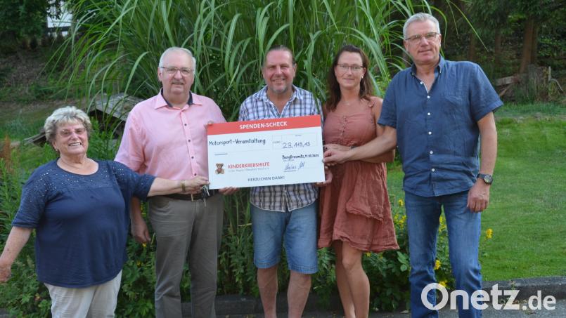Über 23.000 Euro Erlös aus der Benefizveranstaltung &quot;Motorsport für die Kinderkrebshilfe&quot; überreicht Markus Wild mit Lebensgefährtin Christiane Sier (Mitte) und Unterstützer Stefan Windschiegl (rechts) an Helene Rolle und Vorsitzenden Herbert Putzer (von links) für schwerst- und krebskranke Kinder in der Region. Bild: dob