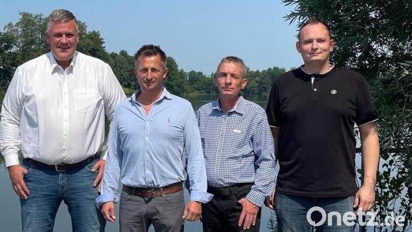 In Weiherhammer hat sich ein AfD-Ortsverband gegründet. Kreisvorsitzender und Landtagsabgeordneter Roland Magerl (von links) gratuliert zur Wahl Vorsitzendem Holger Hortig, Zweitem Vorsitzenden Mario Horn sowie Schriftführer Andreas Kellermann. Bild: Theresa Magerl/exb